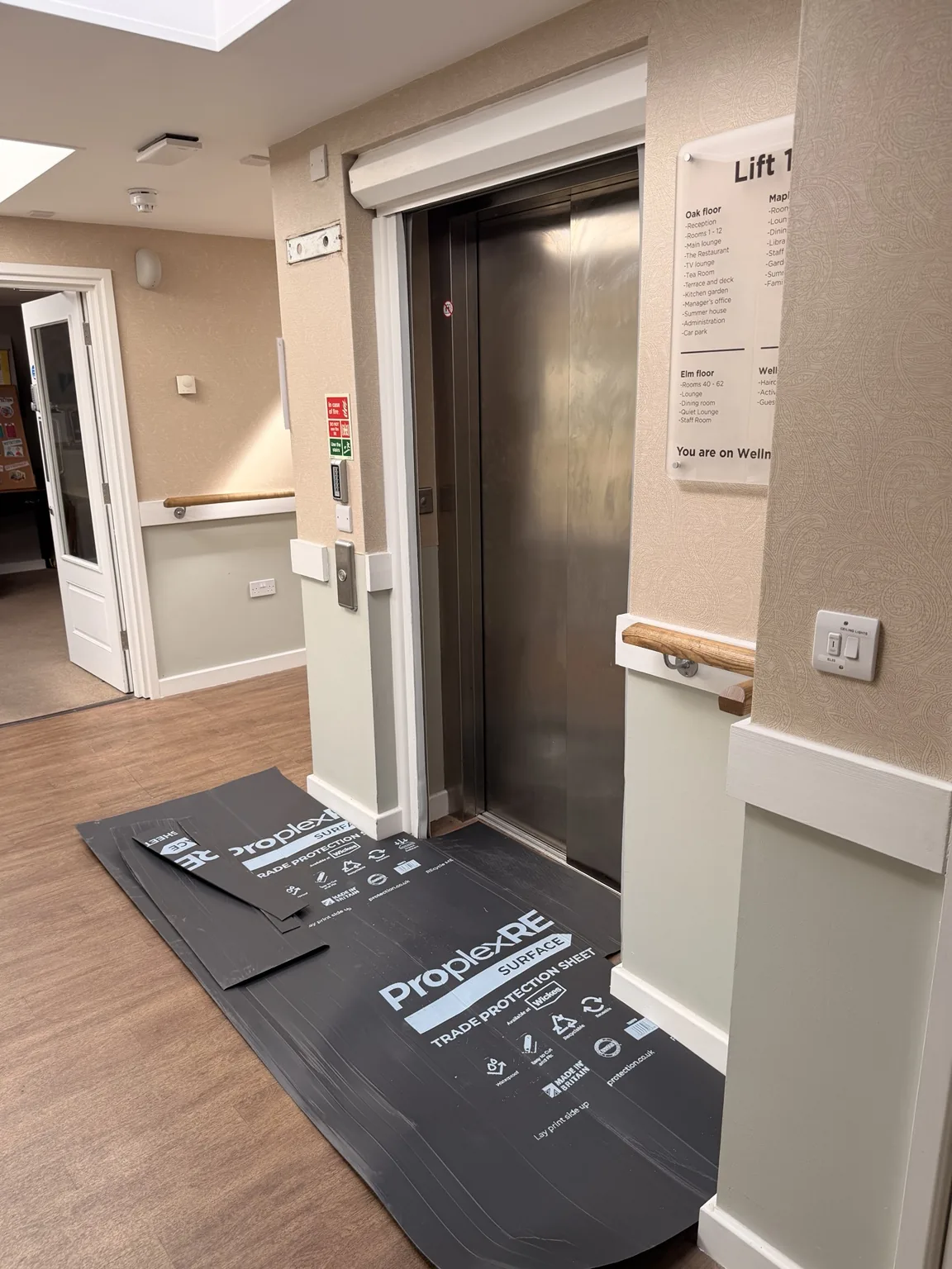 Lift entrance and floor protection